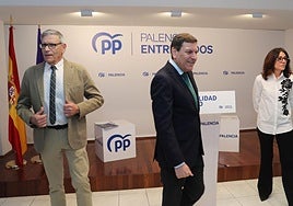 Carriedo, en el centro, con los procuradores Juan Jesús Blanco y Mercedes Cófreces.