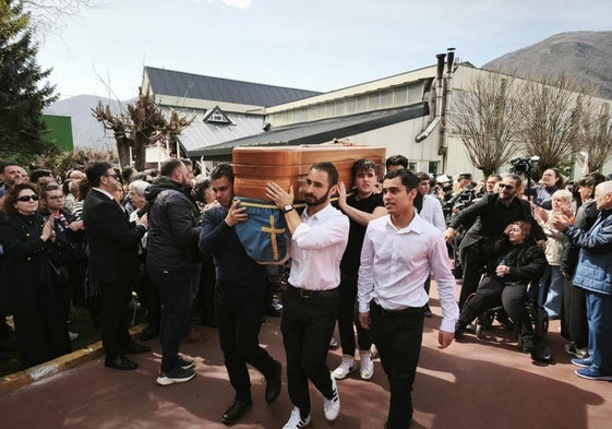 Funeral en Villablino (León) de cuatro mineros muertos en la mina de Cerredo (Degaña, Asturias).