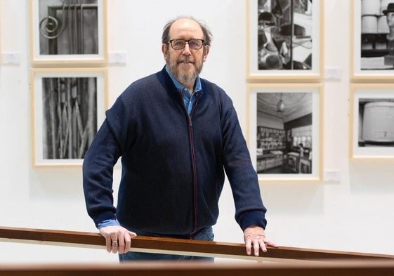Manuel Poves, con fotografías de su exposición en el Museo Etnográfico de Castilla y León en Zamora.