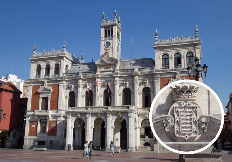 Fachada del Ayuntamiento de Valladolid, en detalle, el escudo de la ciudad sin la laureada de San Fernando.
