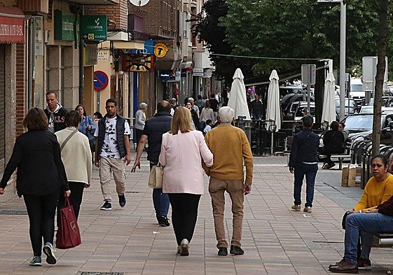Vecinos de Segovia en la calle José Zorrilla.