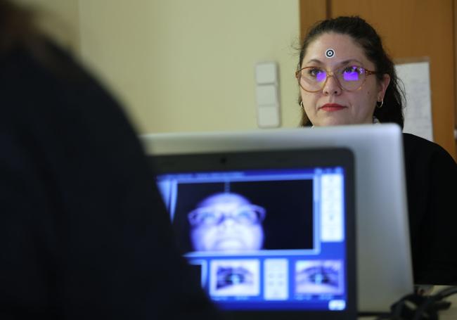 Seguimiento de los ojos a través del 'eye tracker'. En la frente, hay una diana que sirve para calibrar el aparato.