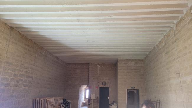 Imagen antes - La restauración de la estancia ha tenido como base principal el trampantojo de un artesonado mudéjar sobre las vigas de hormigón.