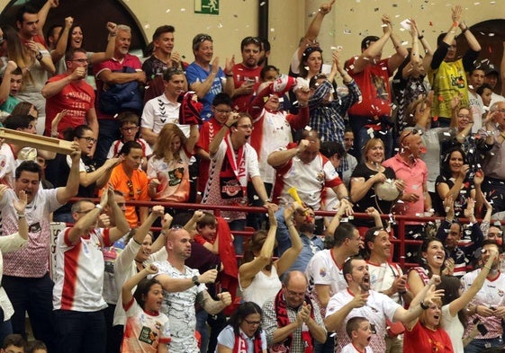 Afición del Naturpellet Segovia celebra el ascenso a Primera División en Rivas.