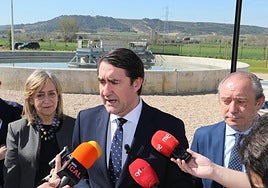 El consejero de Medio Ambiente, Vivienda y Ordenación del Territorio, Juan Carlos Suárez-Quiñones, este martes durante una visita a la Estación Depuradora de Aguas Residuales (EDAR) de Grijota.