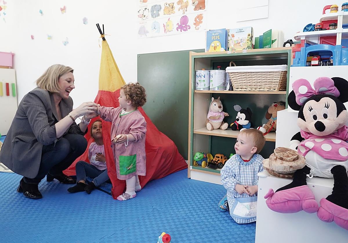 La vicepresidenta de la Junta, Isabel Blanco, este martes durante una visita al centro Miguel Delibes de la localidad vallisoletana de Pollos.