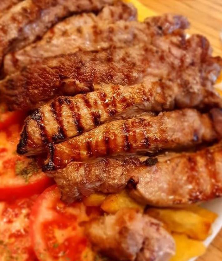 Imagen secundaria 2 - Pincho de tortilla, pollo frito con patatas, pimientos y huevos y carne tagliata del Corral del Rosarillo.