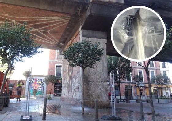 Un operario observa la caída del agua a presión (en detalle) del agujero abierto bajo el tablero del viaducto de Arco de Ladrillo para vaciar sus vanos.