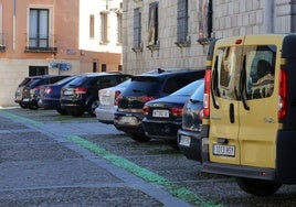 Multitud de coches aparcados en zona verde en el casco histórico de Segovia.