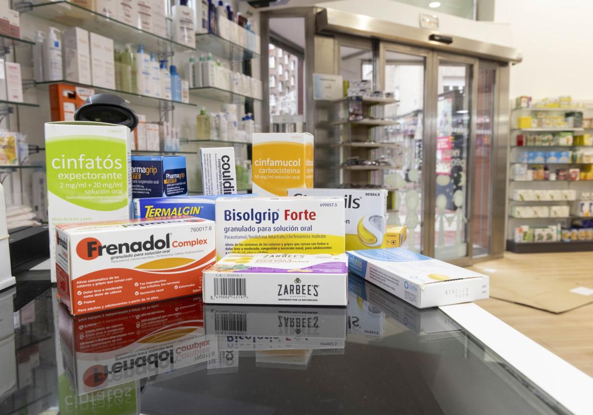 Imagen de archivo de dispensa de medicamentos en una farmacia de Valladolid.