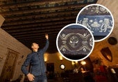 Daniel Yordanov muestra el techo con vigas en el que ha trabajado durante tres meses en el castillo de Fuensaldaña. A la derecha, varios detalles camuflados en la decoración.
