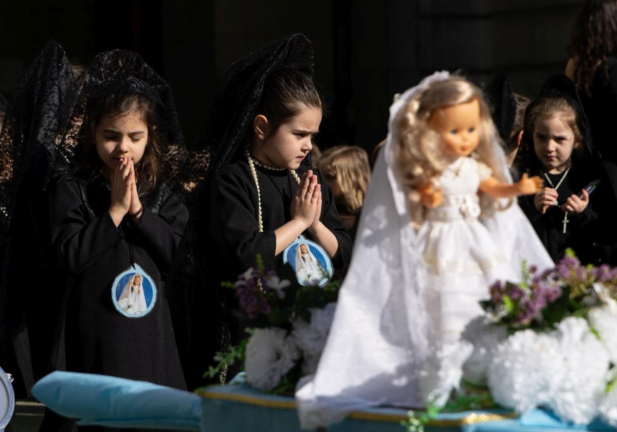 Diminutos costaleros y manolas daban vida a esta gran procesión de Semana Santa