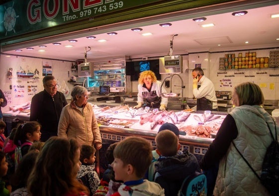 Escolares de Venta de Baños visitan la Plaza de Abastos de Palencia