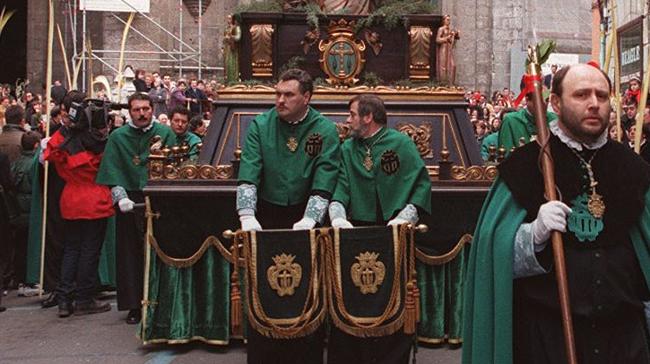 ¿Cuál es el único paso de papelón (a base de telas y papel encolado, siendo de madera policromada solo cabeza, manos y pies) que todavía desfila por las calles de Valladolid?