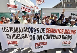 Protesta de los trabajadores de Cementos Molins este miércoles en Cabezón.