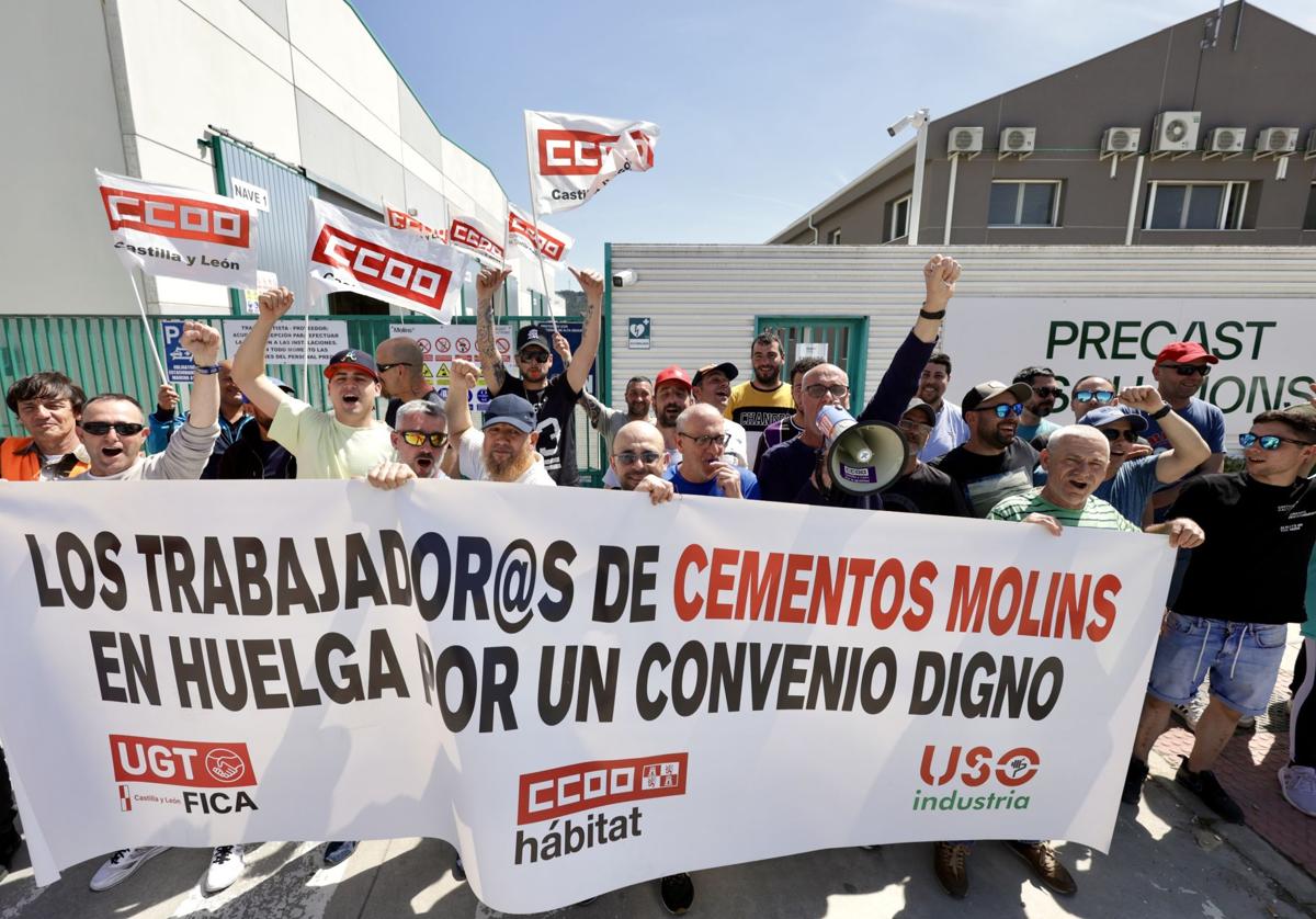 Protesta de los trabajadores de Cementos Molins este miércoles en Cabezón.