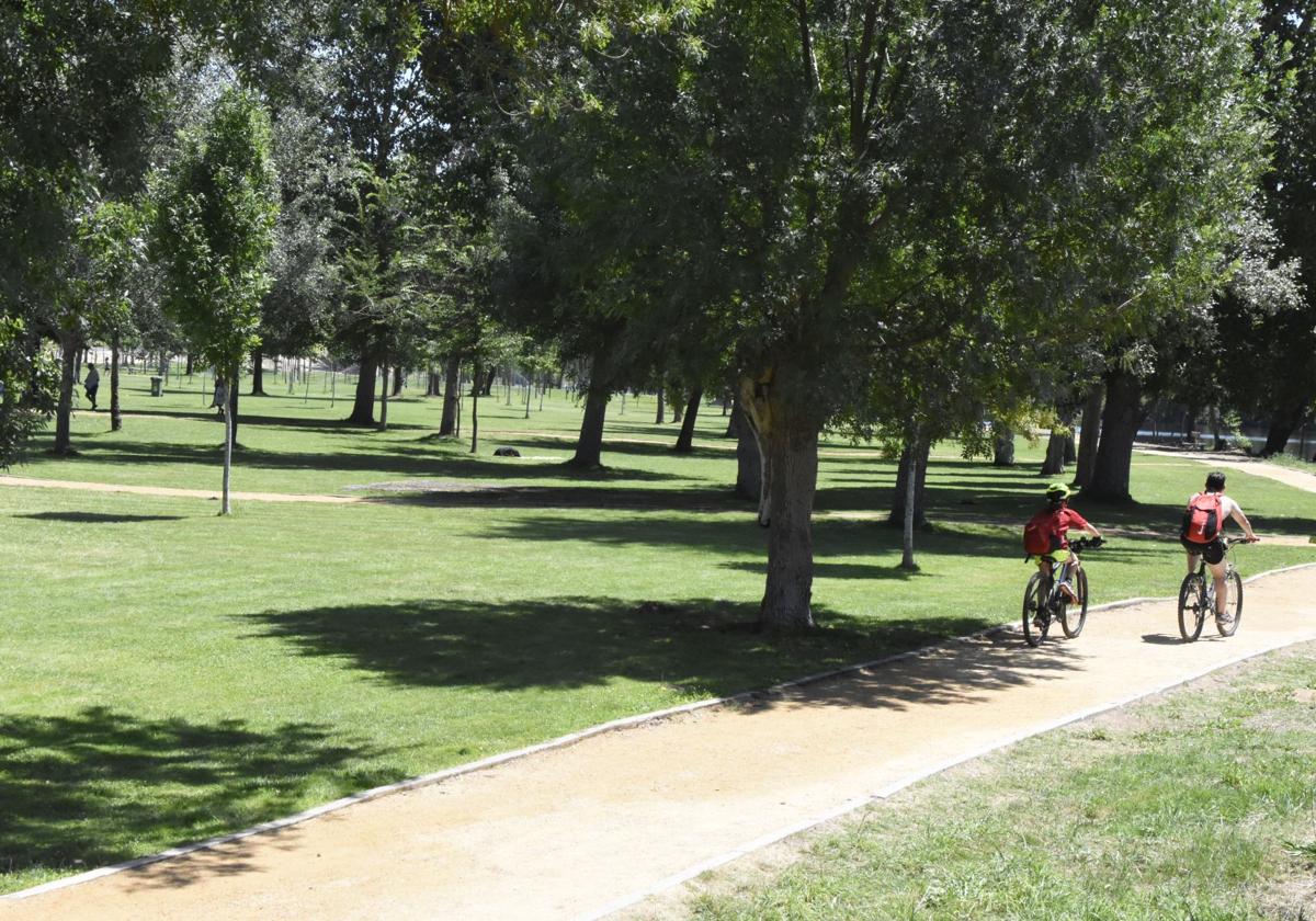 Amplias zonas verdes y zonas de baño en las alamedas del río Águeda en Ciudad Rodrigo.