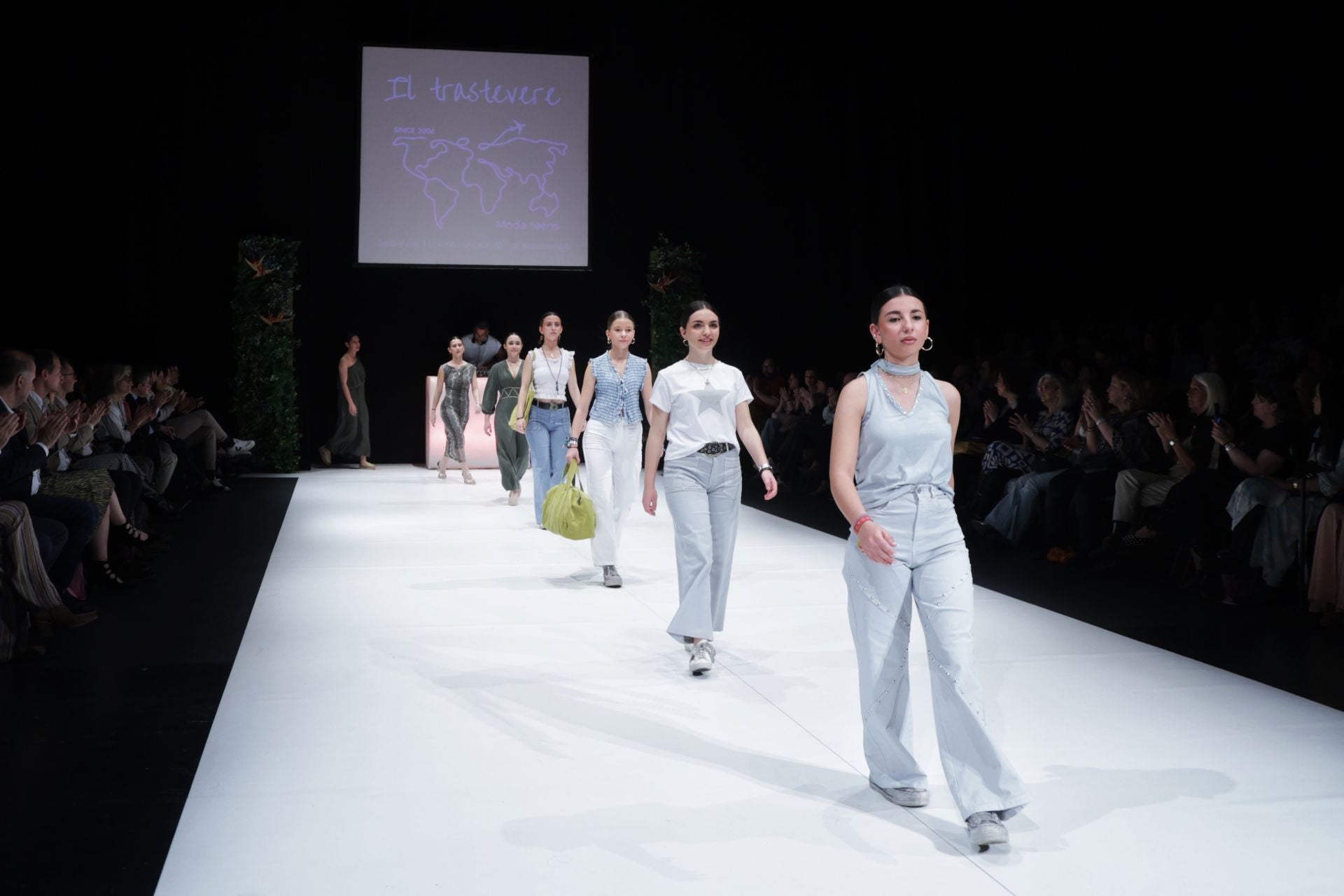 Las últimas tendencias primavera-verano visten el LAVA en el segundo desfile de MOVA