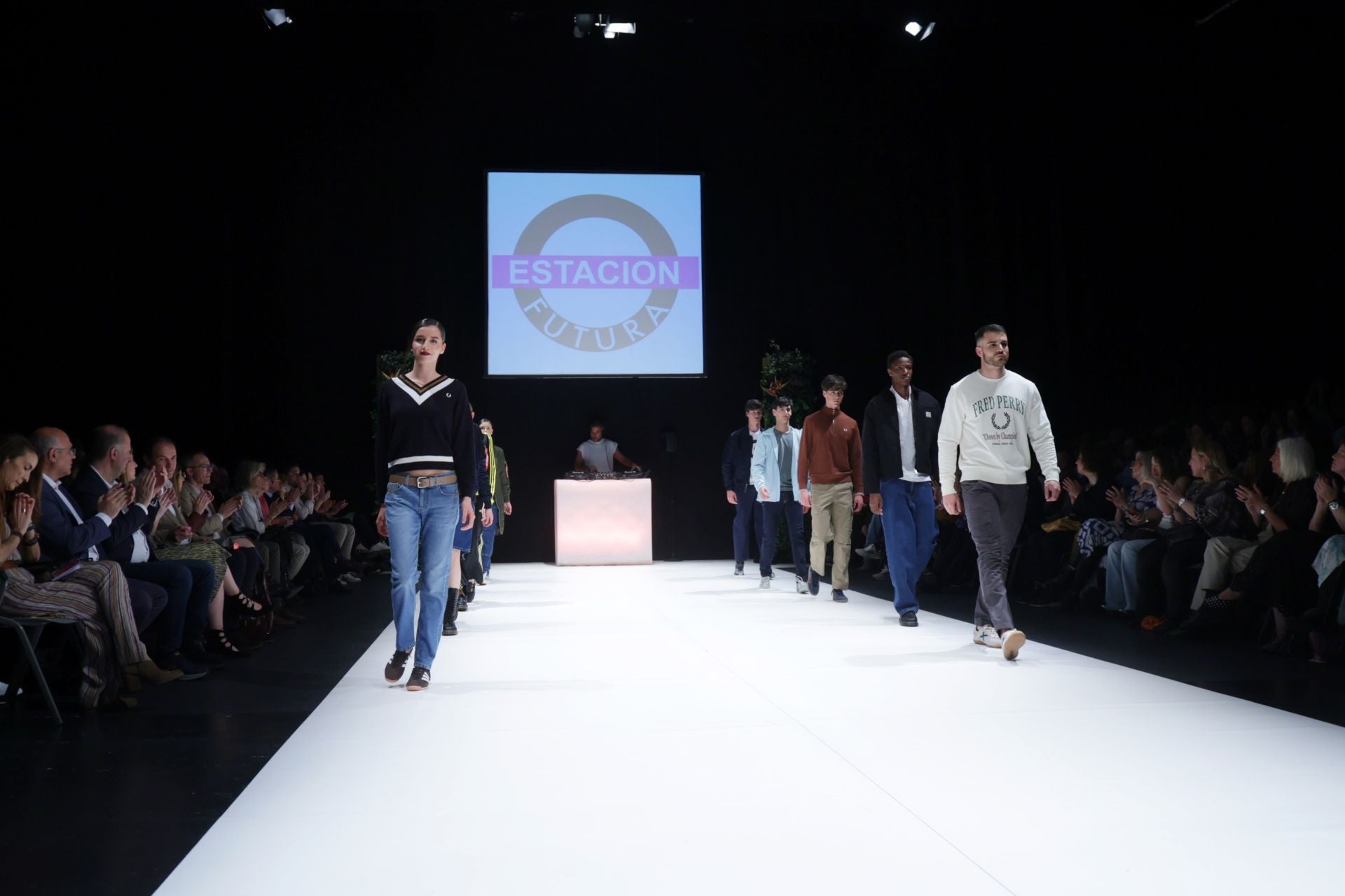 Las últimas tendencias primavera-verano visten el LAVA en el segundo desfile de MOVA