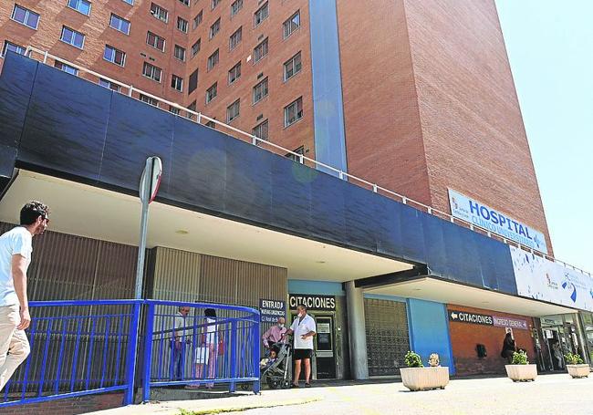 Entrada principal del Hospital Clínico Universitario de Valladolid, en una imagen de archivo.