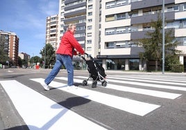 Un peatón camina por el paso de cebra de la avenida de Miguel Ángel Blanco.