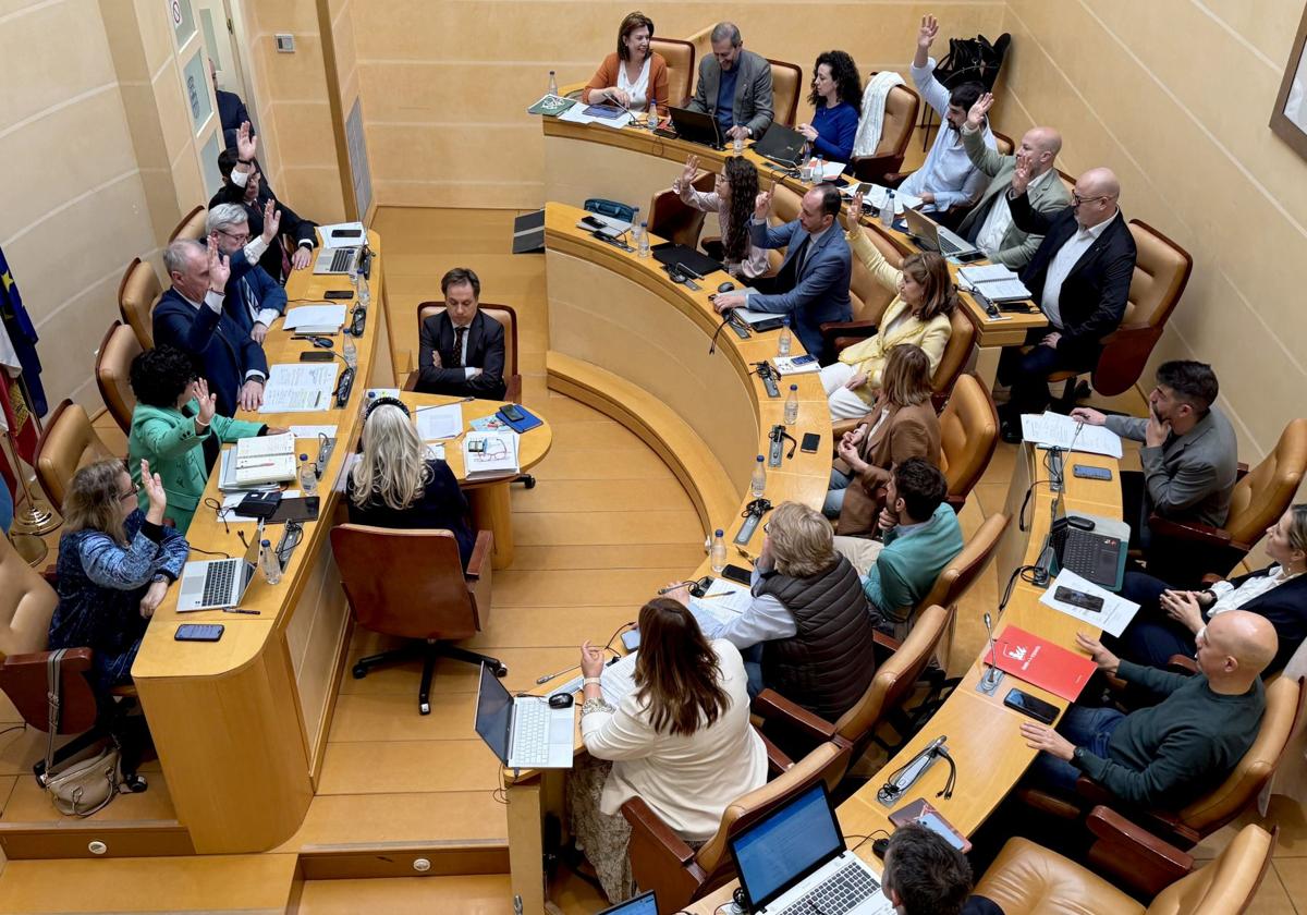 Votación de los presupuestos municipales de 2025.