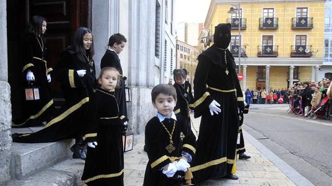 ¿Qué cofradía tiene el mote de 'los barrenderos' por sus largas túnicas de terciopelo negro con cola?