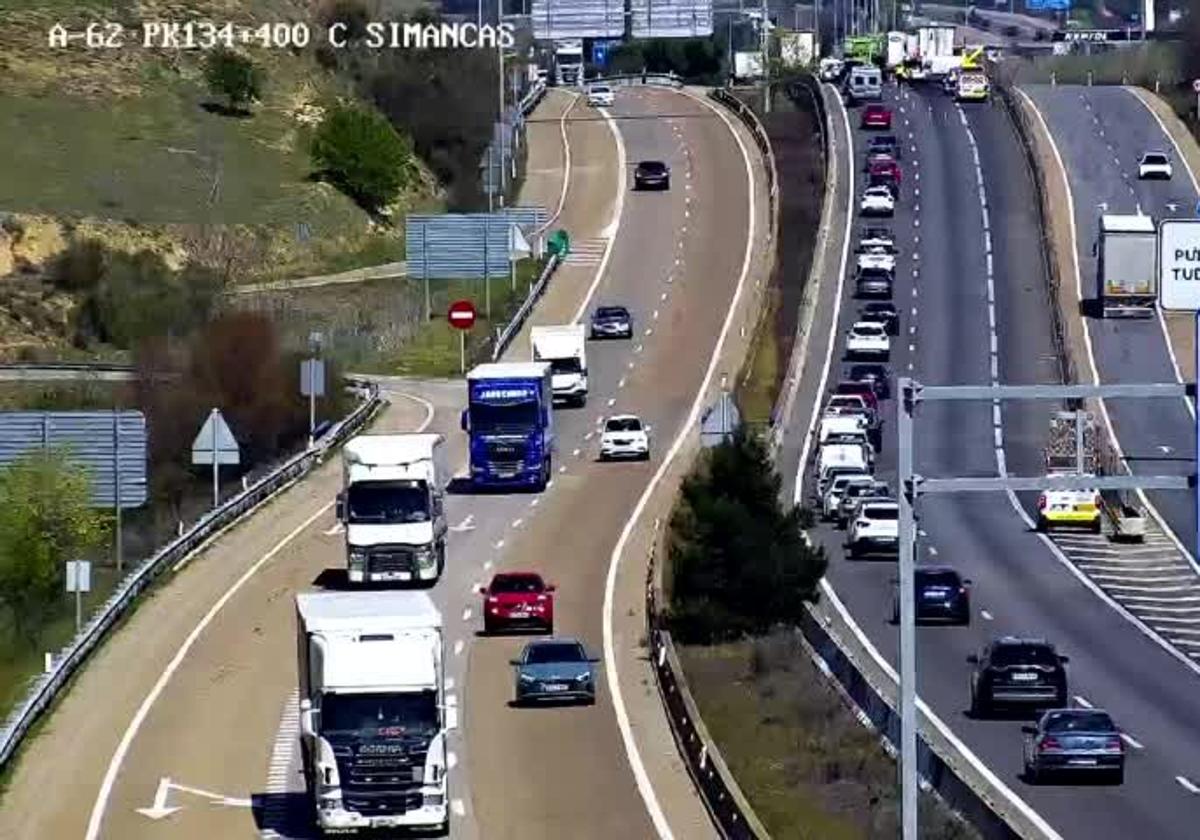 Imágenes de la DGT que recogen el tráfico lento en la A-62 a la altura de Simancas.