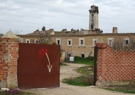 Entrada a la finca privada en la que se encuentran los restos de la Cartuja de Santa María de Aniago.