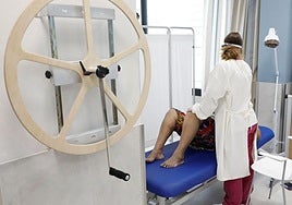 Una profesional de un dentro en una sesión de rehabilitación.