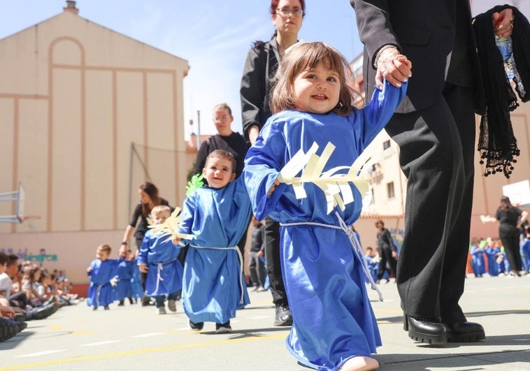 La procesión de los alumnos del colegio Amor de Dios, en imágenes