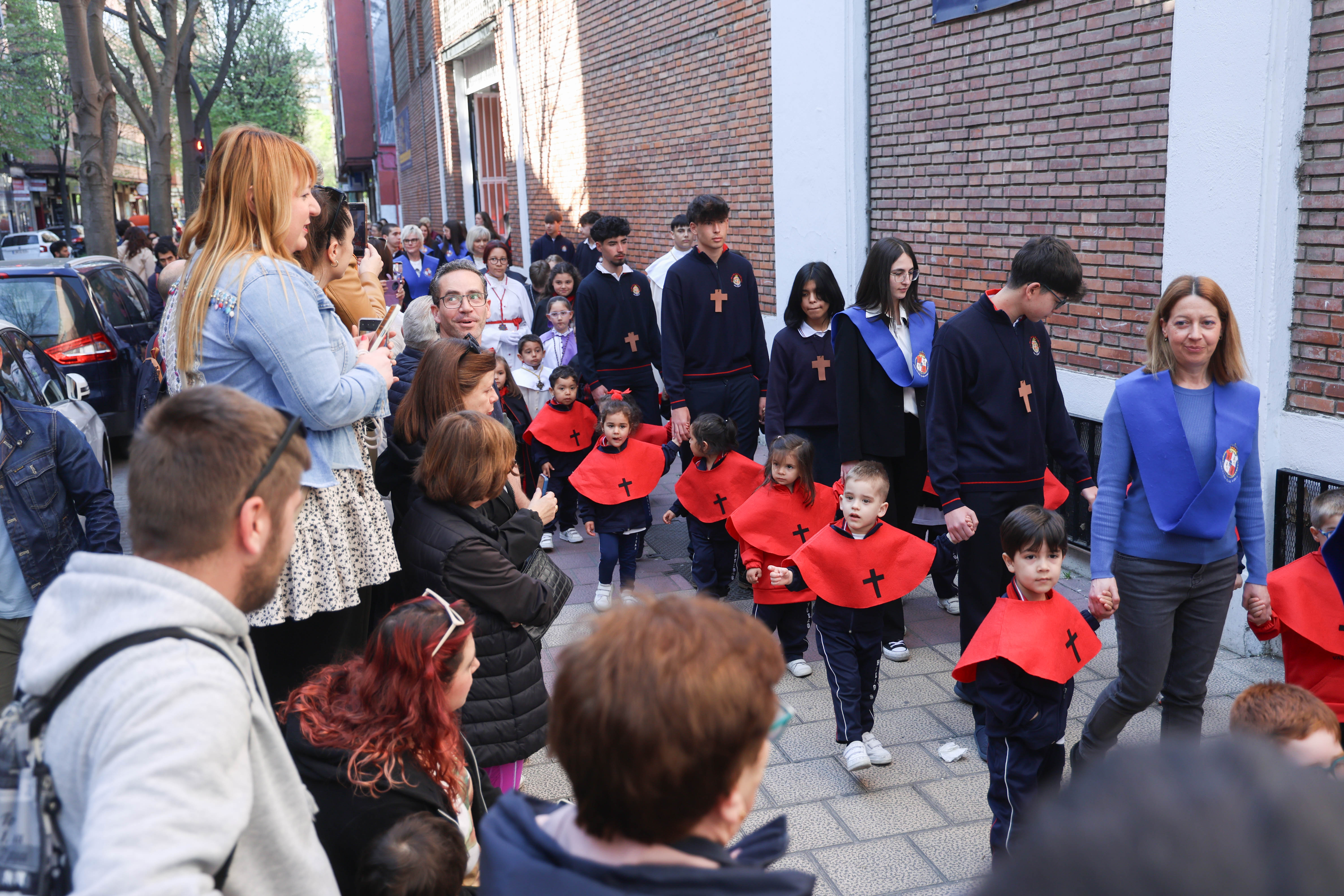 La procesión de los alumnos del colegio de las Huelgas, en imágenes