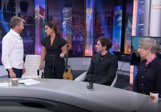 Inma Cuesta junto a Quim Gutiérrez, Ernesto Alterio y Pablo Motos, en 'El Hormiguero'.