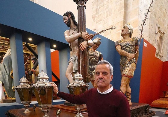 El pregonero de la Semana Santa de Rioseco, Miguel G. Marbán, con el Paso de La Flagelación.