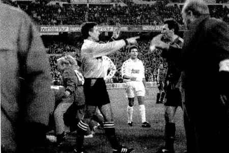 Imagen principal - Arriba, roja a Stoichkov en el clásico de enero de 1995. Abajo, junto a Sergio González (2018) en el banquillo y abrazado a Alberto Marcos (1999).