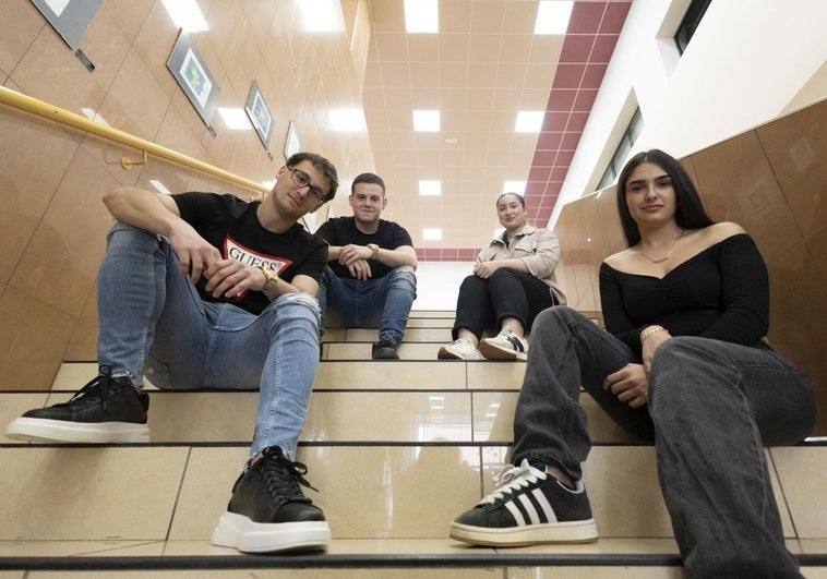 Juan Javier, Joel, Raquel y Angelina, en las escaleras de la Facultad de Educación.