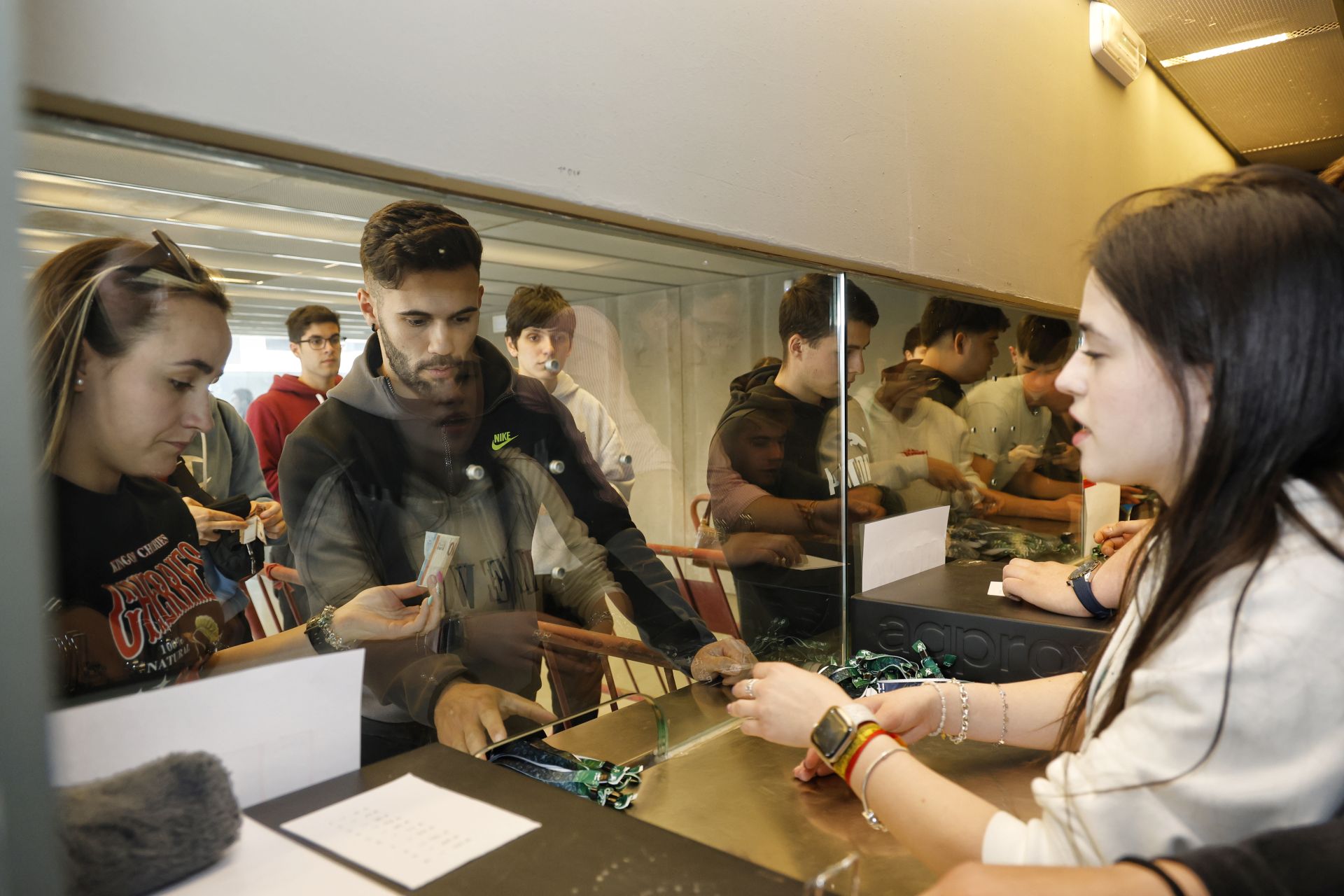 Una cola kilométrica para conseguir entradas para ITA
