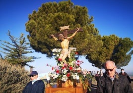 Paso del Crucificado en procesión.