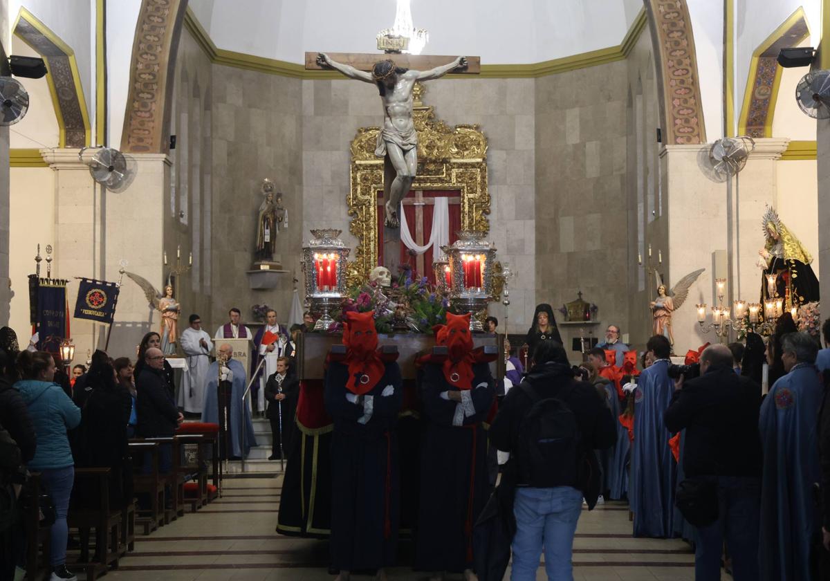 El Vía Crucis de la Exaltación de la Cruz y Nuestra Señora de los Dolores, en imágenes
