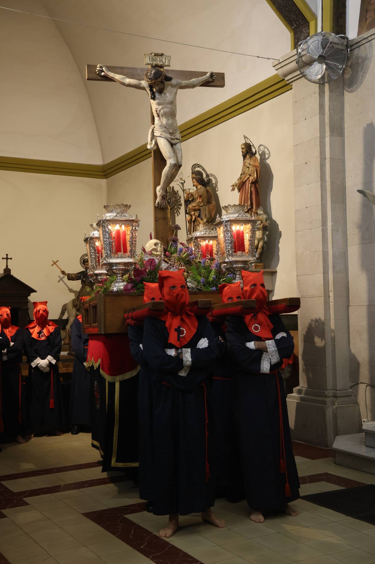 El Vía Crucis de la Exaltación de la Cruz y Nuestra Señora de los Dolores, en imágenes