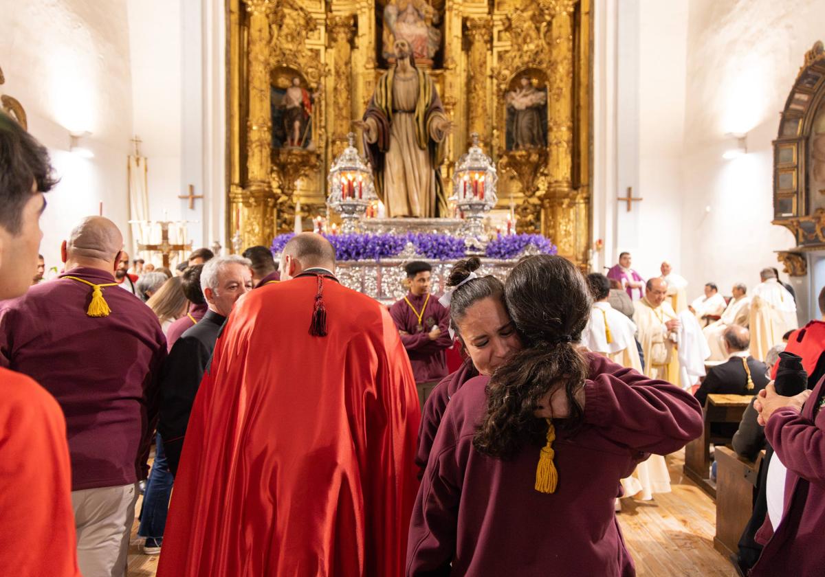 Dos cofrades se consuelan tras la suspensión de la procesión