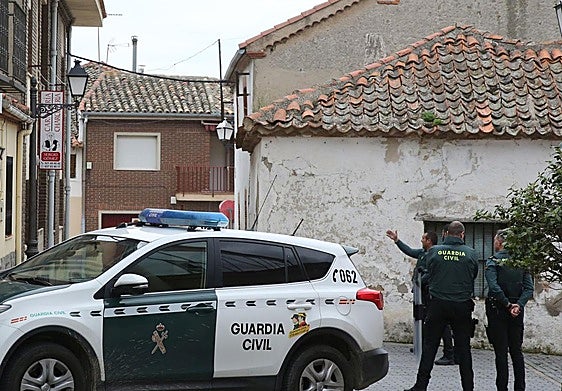 Guardia Civil negocia con el joven, que permanece atrincherado en el tejado.
