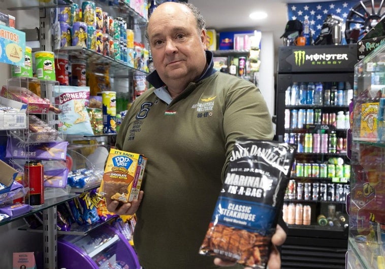 Juan Antonio Martínez muestra alguno de los productos importados de Estados Unidos que se pueden encontrar en su tienda.