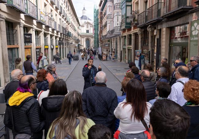 Parada de la ruta guiada, en la calle Platerías.
