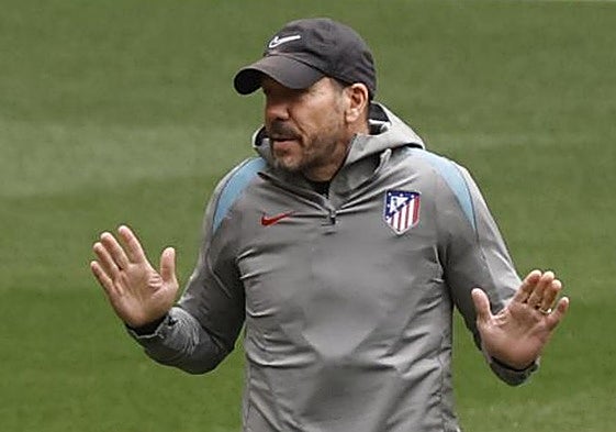 Diego Pablo Simeone, durante el entrenamiento de este domingo del Atlético de Madrid