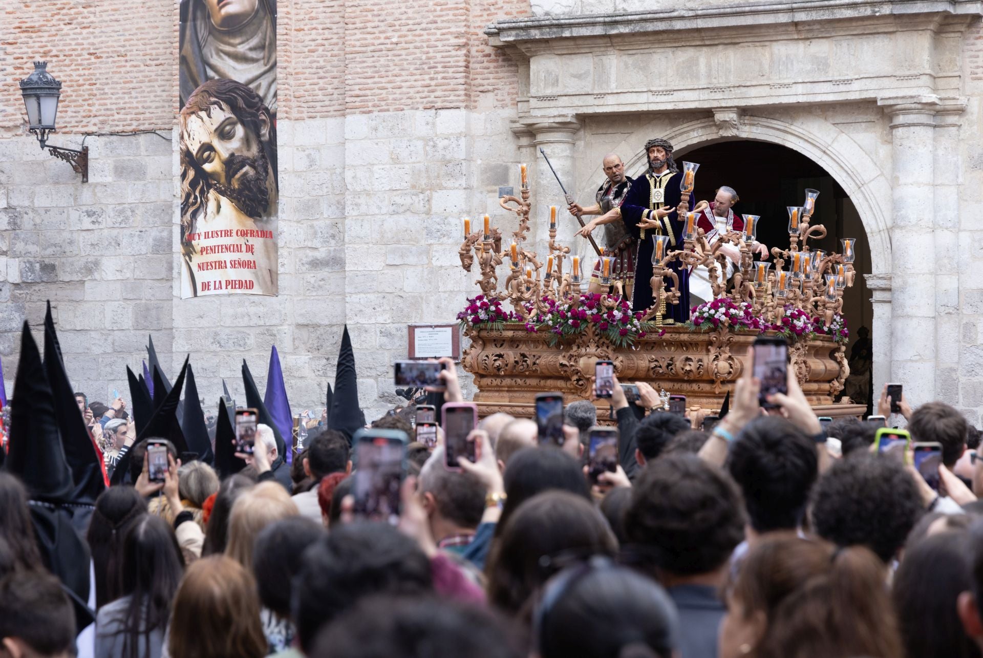 La procesión del Cristo de Medinaceli de Valladolid, en imágenes