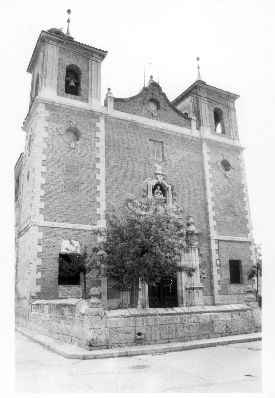 Fachada principal de la iglesia de la Inmaculada Concepción en una imagen de 1990.