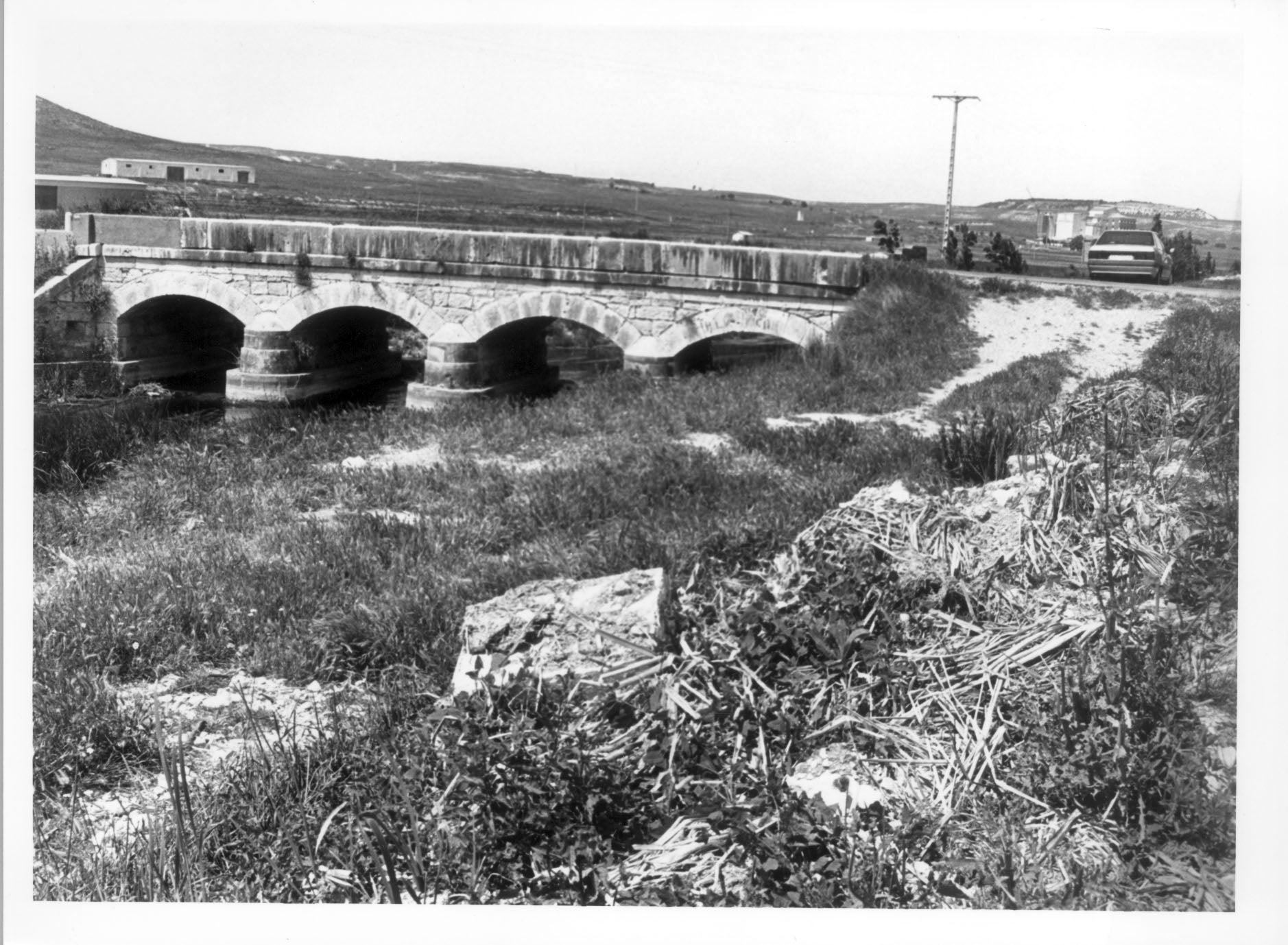 Puente sobre el cauce del río Esgueva a su paso por Renedo. 11 de junio de 1994.