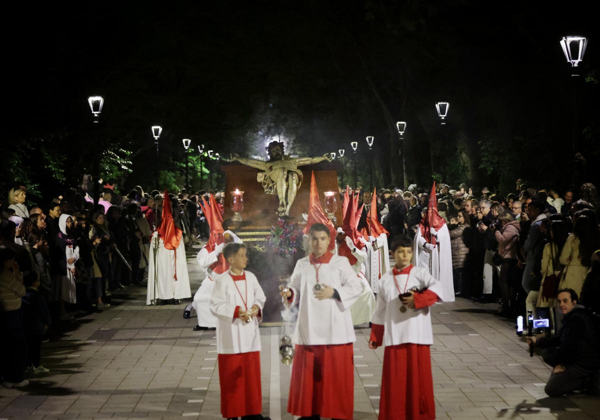 La cofradía de las Siete Palabras desfila con el Cristo de los Trabajos.