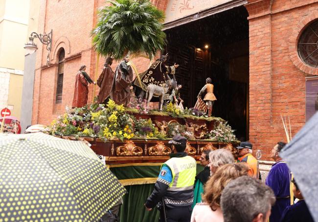 La Borriquilla entra a la iglesia de Jesús por el chaparrón.